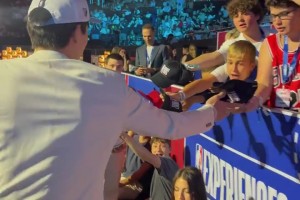 杨瀚森被选中后，与选秀大会现场的中国球迷们挨个击掌！