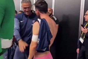 惺惺相惜！赛后恩里克摸了摸梅西的头，登贝莱把梅西球衣拿走了~