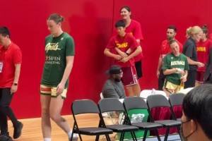 1米92黄思静在2米26张子宇面前，就是个小孩子啊🤣🤣