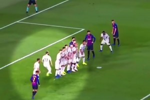 名场面：苏牙任意球欲使出贴地斩战术，被B罗无情拆穿🤣